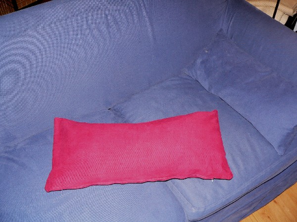 Malliksi tyyny punaisella vaihtokankaalla. Punainen kangas on itse vrjtty.