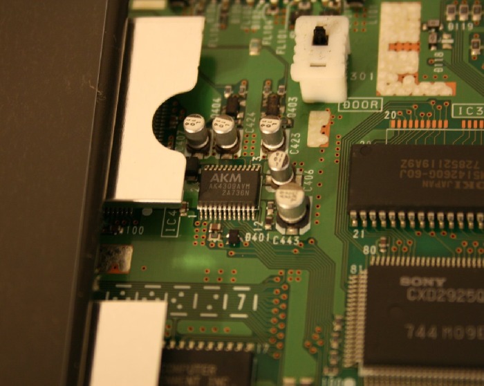 Siin se on: kehuttu DAC, sama joka lytyy SCPH-100x:sta. Tm malli eroaa vain hieman tuosta kehutusta cd-soittimesta