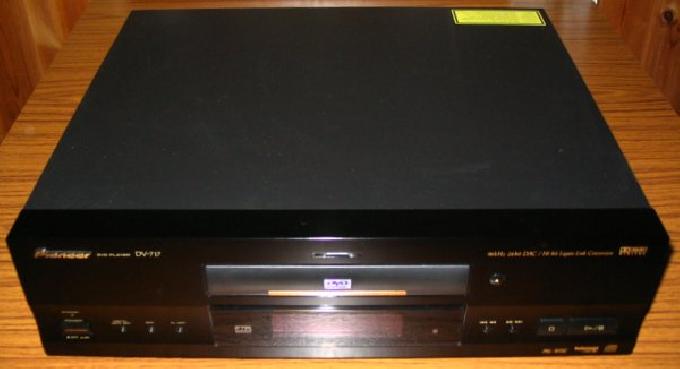 Jre (~7kg) Pioneer DV-717, joka toimii DVD ja CD -soittimena