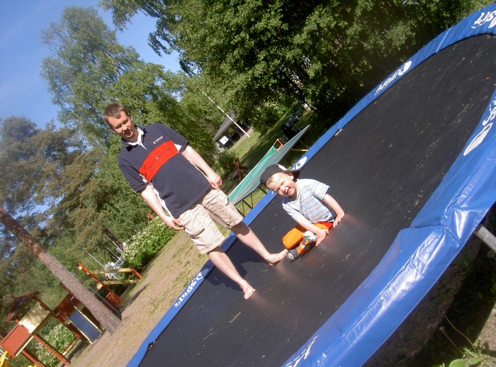 Aleksin kanssa trampoliinilla